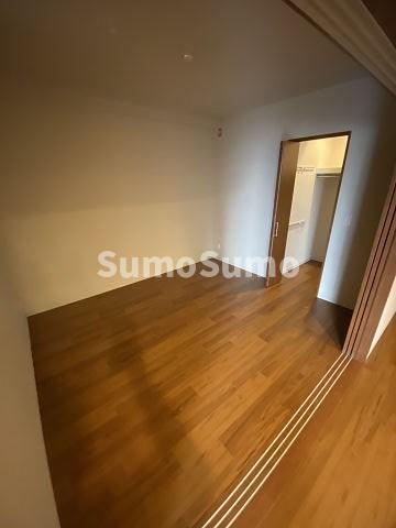 その他部屋・スペース　落ち着いた色調の寝室です