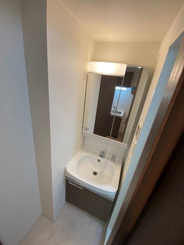 洗面設備　コンパクトで使いやすい洗面所