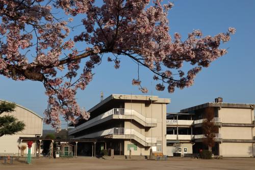 小学校　井原市立西江原小学校（小学校）まで303m