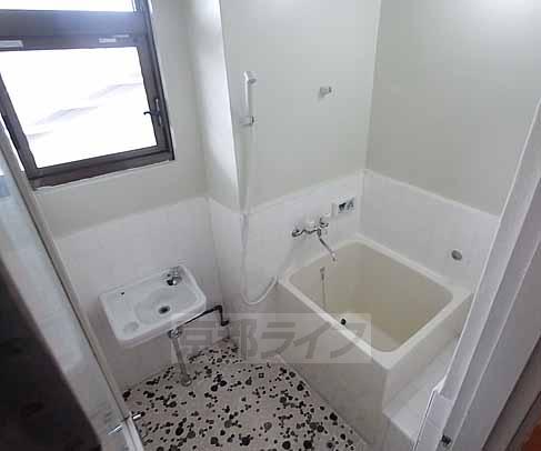 バス・シャワールーム　洗面台もございます