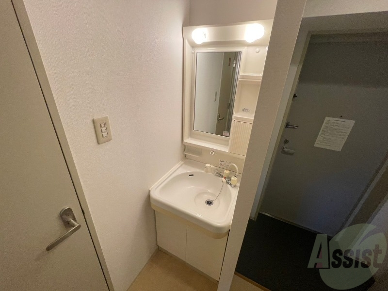 洗面設備　独立洗面台です。大きくてよいですね。シャンプーもできます！