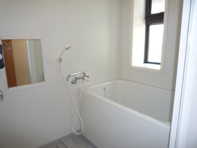 バス・シャワールーム　窓のあるバスは気持ちいいですね♪