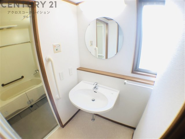 洗面設備　シンプルな洗面台付き！