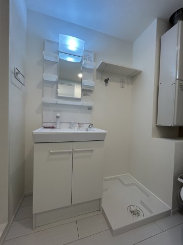 洗面設備　独立洗面台、朝の身支度には欠かせません