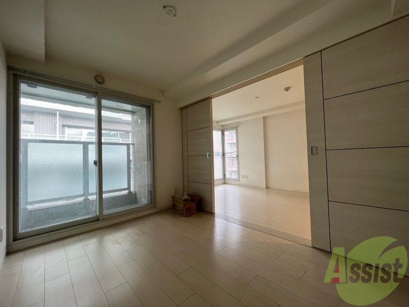 その他部屋・スペース　戸を閉めるとリビングと区切られた寝室にすることができますよ。