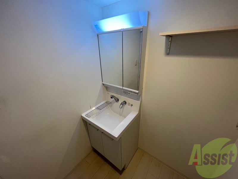 洗面設備　独立洗面台です。大きくてよいですね。シャンプーもできます。