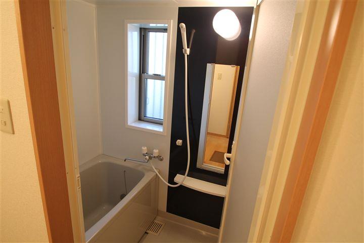バス・シャワールーム　窓付きお風呂！１日の疲れもぱっと吹き飛ぶバスタイム★
