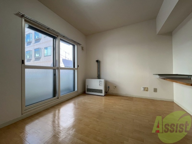 居室・リビング　リビングです。木目のフローリングが落ち着きますね。