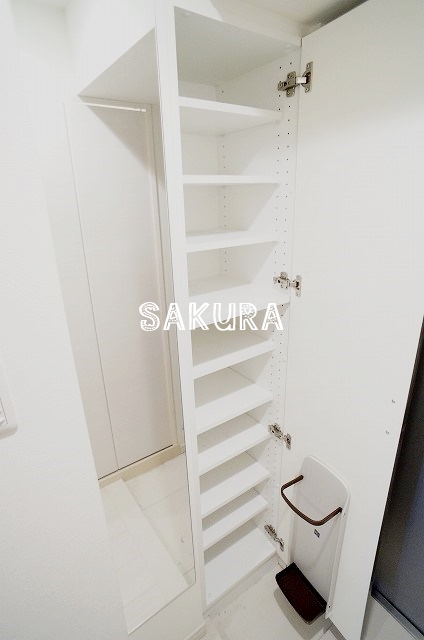 玄関　人感センサー付き・シューズボックス付き♪