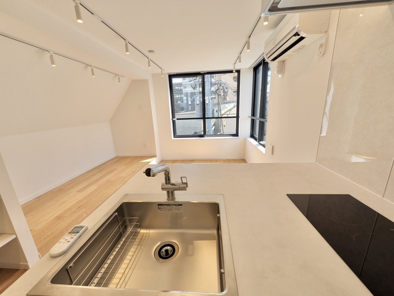 キッチン　リビングを見渡せるキッチン