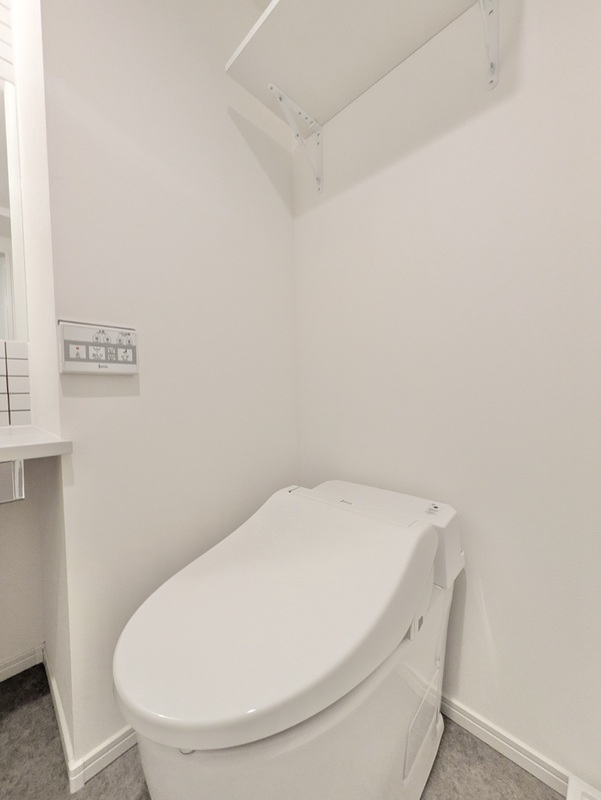 トイレ　白基調で清潔感のある空間