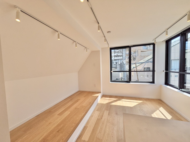 その他部屋・スペース　大きな窓が開放的