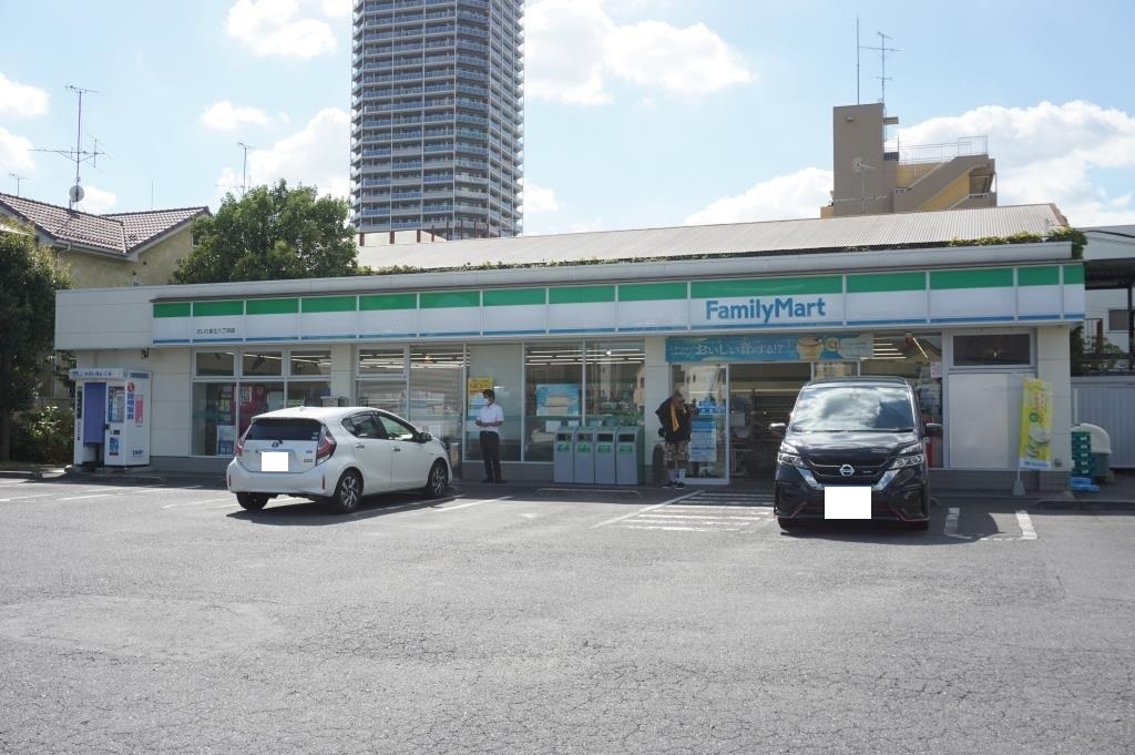 コンビニ　ファミリーマート さいたま辻八丁目店（コンビニ）まで382m