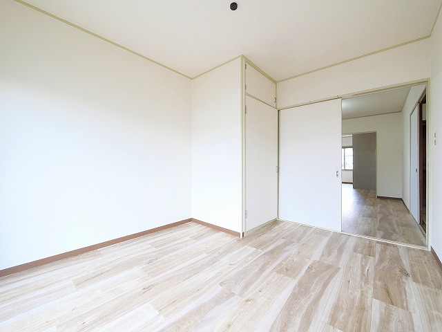 その他部屋・スペース　開放的な寝室です