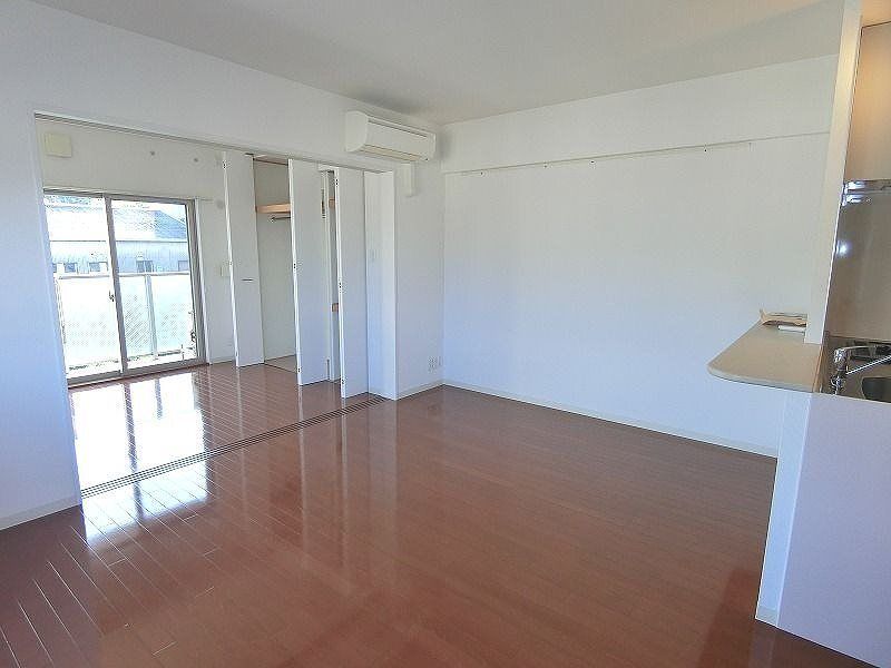 居室・リビング　窓がついていて日差しが差し込むリビング