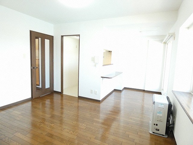 居室・リビング　大きな窓があり明るいお部屋です♪