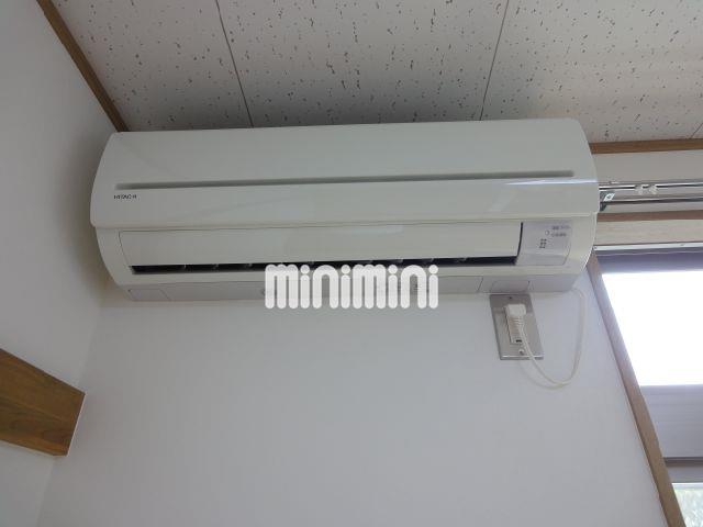 その他設備　エアコンの他に冬場向けにガスファンヒーターも