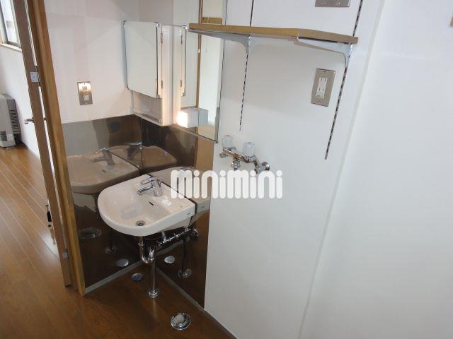 洗面設備　洗濯機置場の上に可動式の棚があります