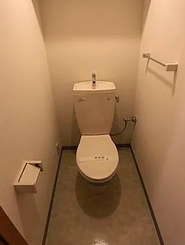 トイレ　落ち着いた色調のトイレです