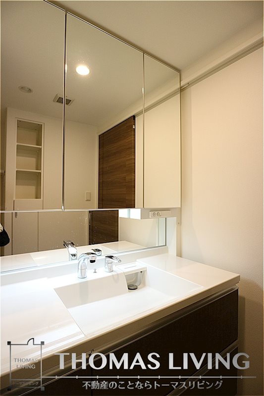 洗面設備　広々とした洗面台