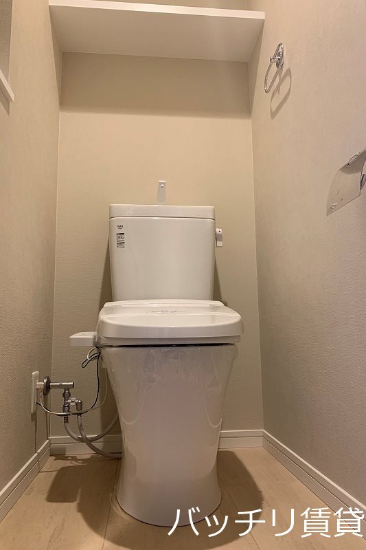 トイレ　室内写真は同型タイプの為、現状優先となります。
