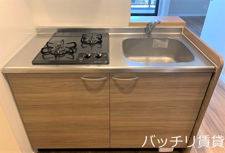 キッチン　室内写真は同型タイプの為、現状優先となります。