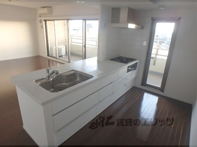 キッチン　広く綺麗なシステムキッチンです。
