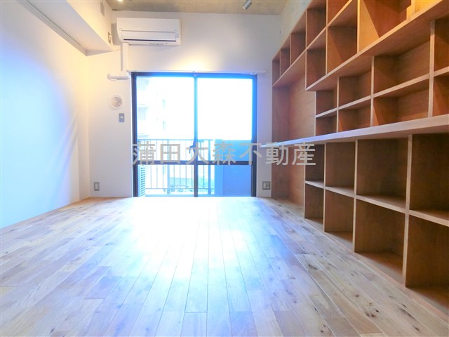 居室・リビング　西向きバルコニー洋室7.5帖！壁一面棚収納がポイント！