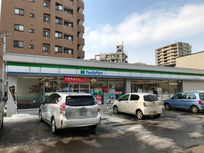 コンビニ　ファミリーマート（コンビニ）まで280m