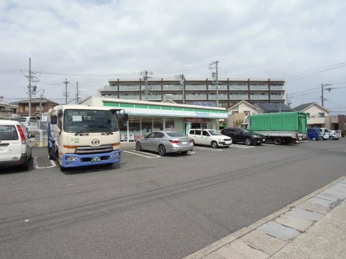 コンビニ　ファミリーマート 粕畠三丁目店（コンビニ）まで586m