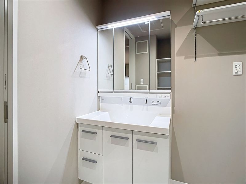 洗面設備　※写真は同物件の別部屋です