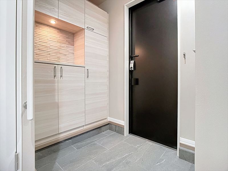 玄関　※写真は同物件の別部屋です