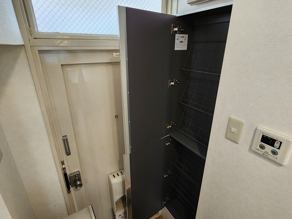 玄関　シューズボックス新品　湯温調節楽々、給湯リモコン付き