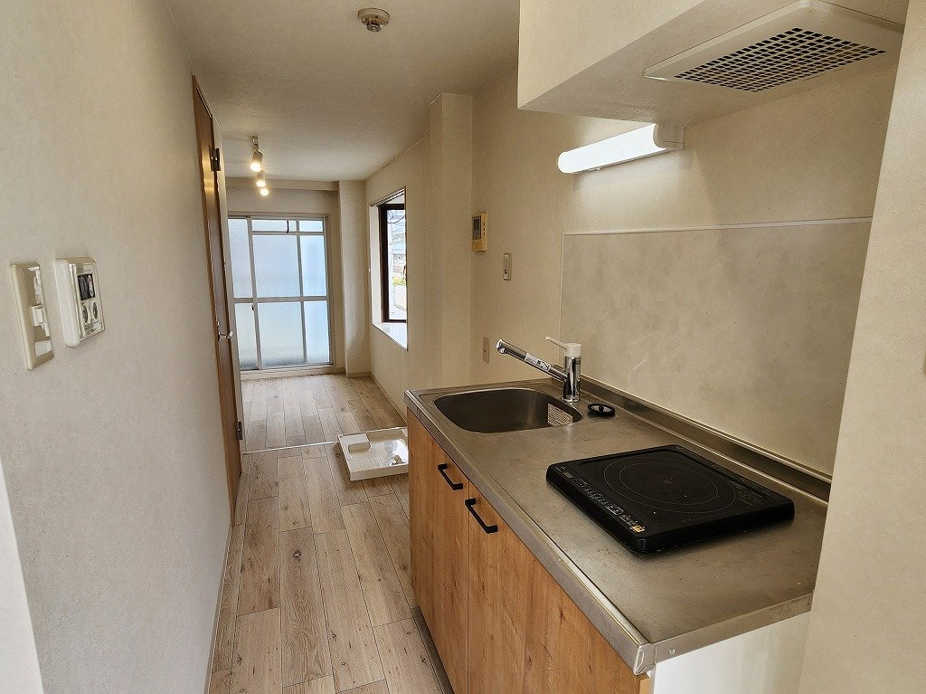 キッチン　調理台のあるＩＨキッチン　奥は冷蔵庫スペースございます。