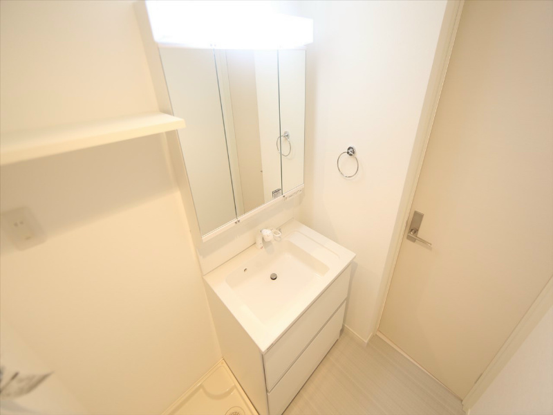 洗面設備　脱衣所　独立洗面台（シャンプードレッサー付）収納スペース有