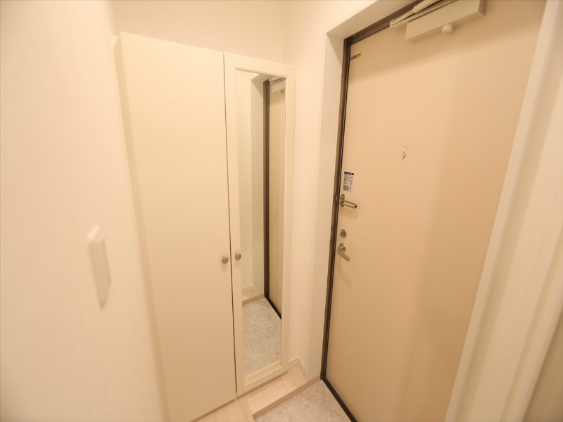 玄関　玄関　シューズボックス　姿見鏡付き（収納充実してます）