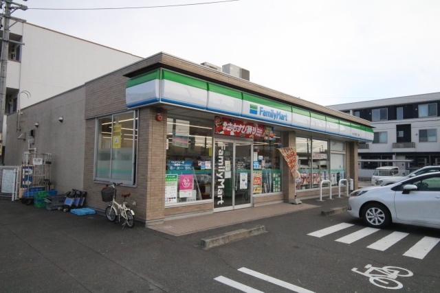 コンビニ　ファミリーマート　中川太平通二丁目店（コンビニ）まで300m