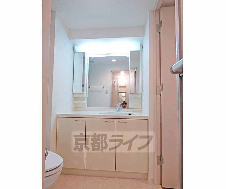 洗面設備　綺麗な洗面台です。