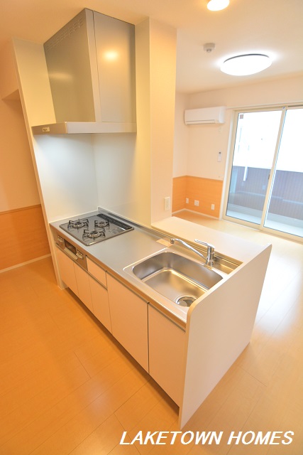 キッチン　３口グリル付の対面式システムキッチンです。