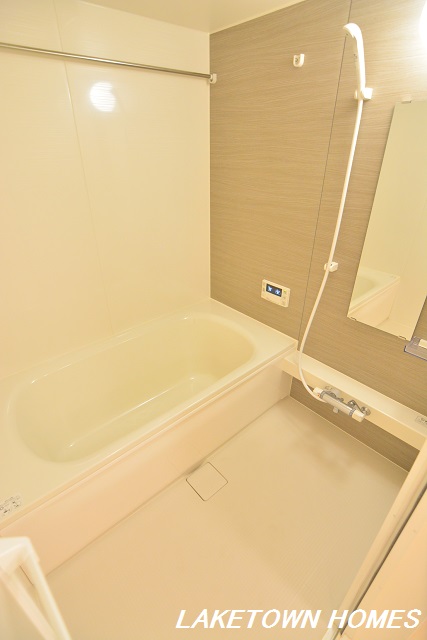 バス・シャワールーム　追い焚き機能付の広めの浴室です。