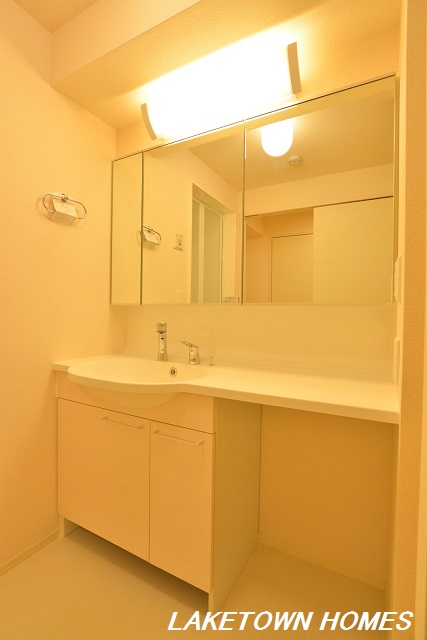 洗面設備　三面鏡の洗髪洗面化粧台です。