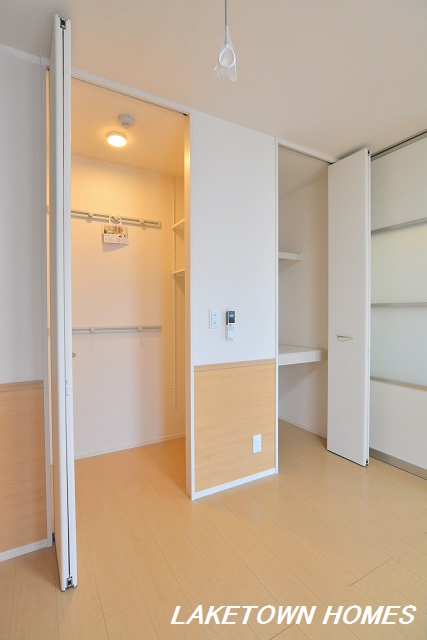 収納　洋室のクローゼットと物入です。