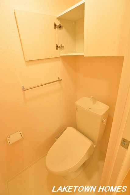 トイレ　上部に収納がある温水洗浄暖房便座付のトイレです。