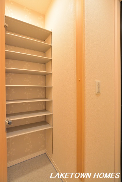 玄関　玄関ホールとウォークインタイプの玄関収納です。