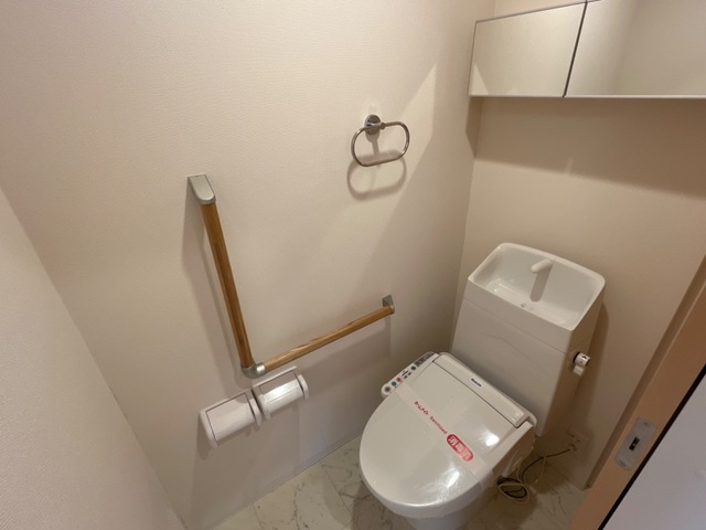 トイレ　トイレはシャワー付き洗浄便座で快適です