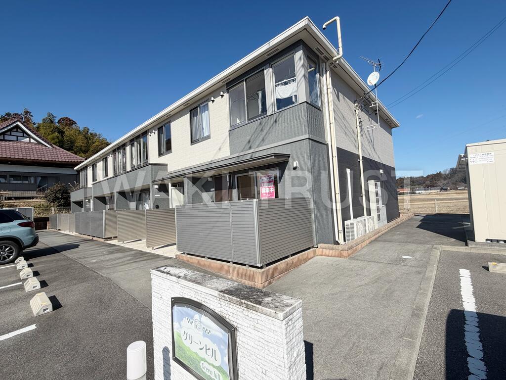 建物外観　全面に建物がなく、日差しがたっぷり入ります！