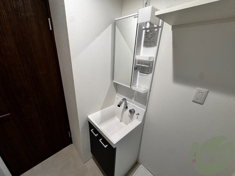 洗面設備　こちらは洗面台になります。大きな鏡があっていいですね。