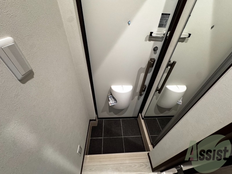 玄関　こちらは玄関になります。扉を開けるととても明るいですね。