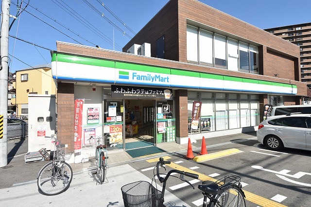 コンビニ　ファミリーマート　新喜多東（コンビニ）まで495m