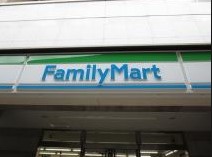 コンビニ　ファミリーマート ＭＳＣセンタービル店（コンビニ）まで186m